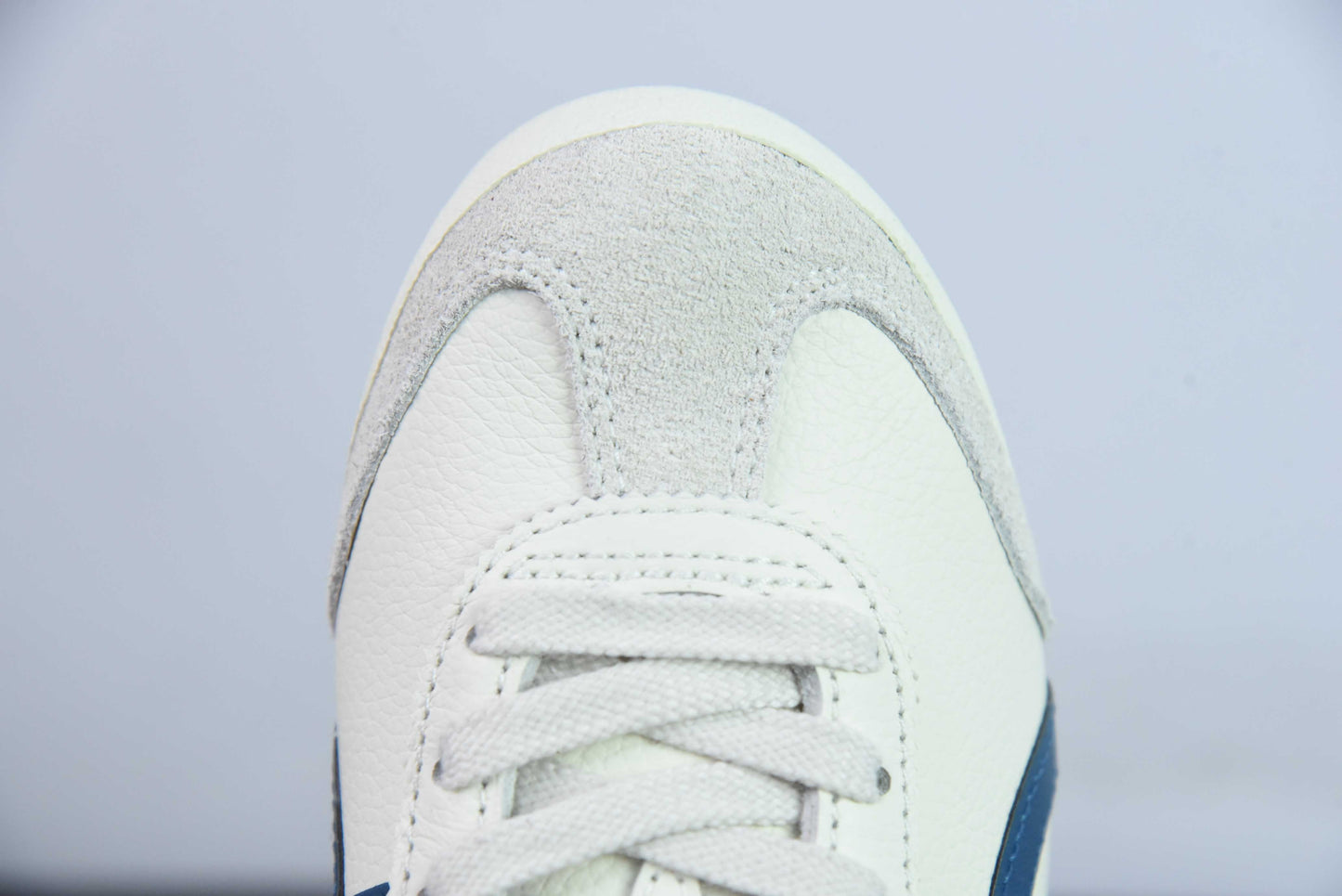 Tênis Couro Vintage Listrado Cinza e Branco