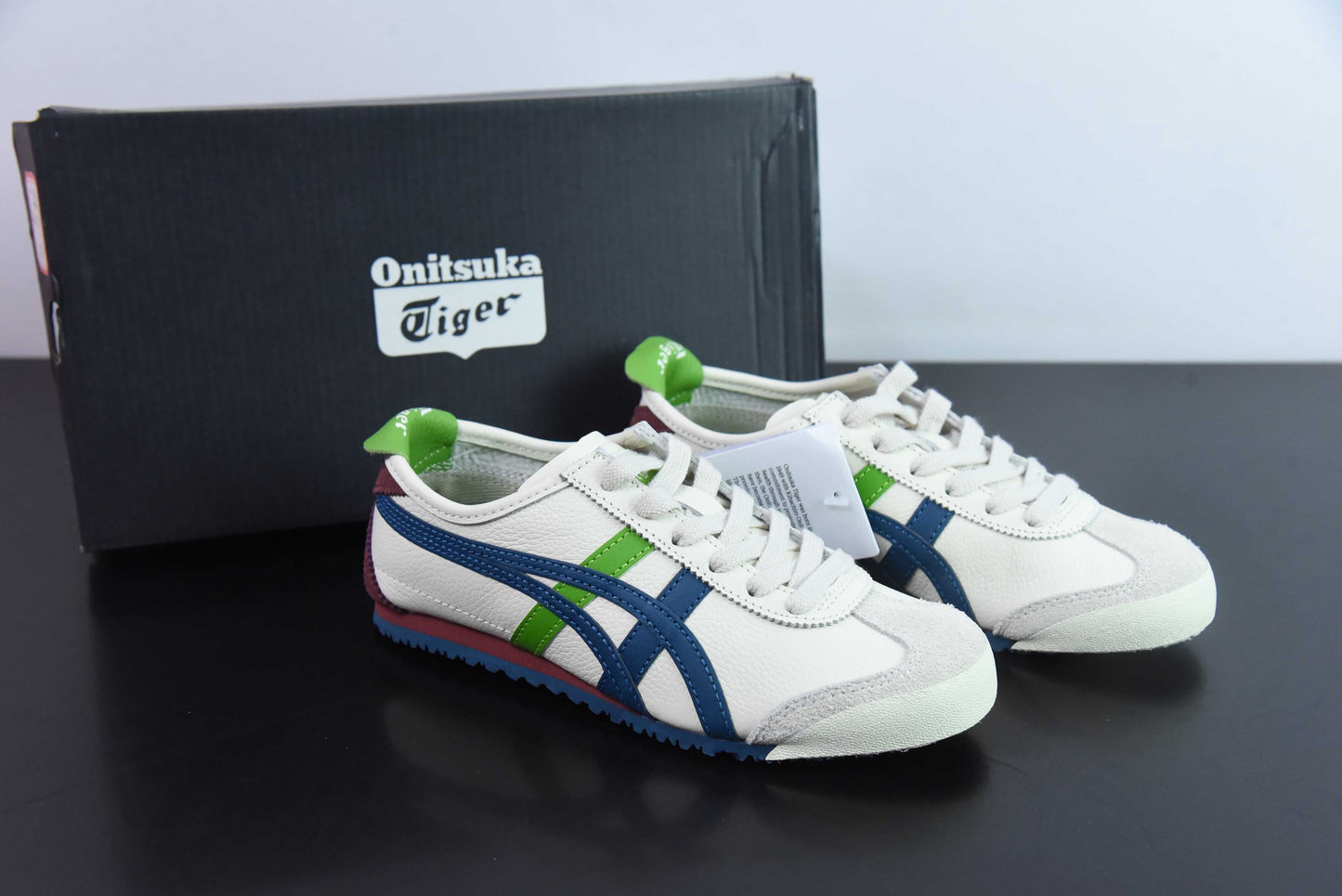 Tênis Couro Vintage Listrado Cinza e Branco
