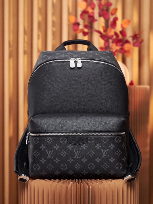 Mochila Couro Padrão Monograma Geométrico Marrom