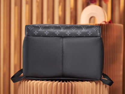 Mochila Couro Padrão Monograma Geométrico Marrom