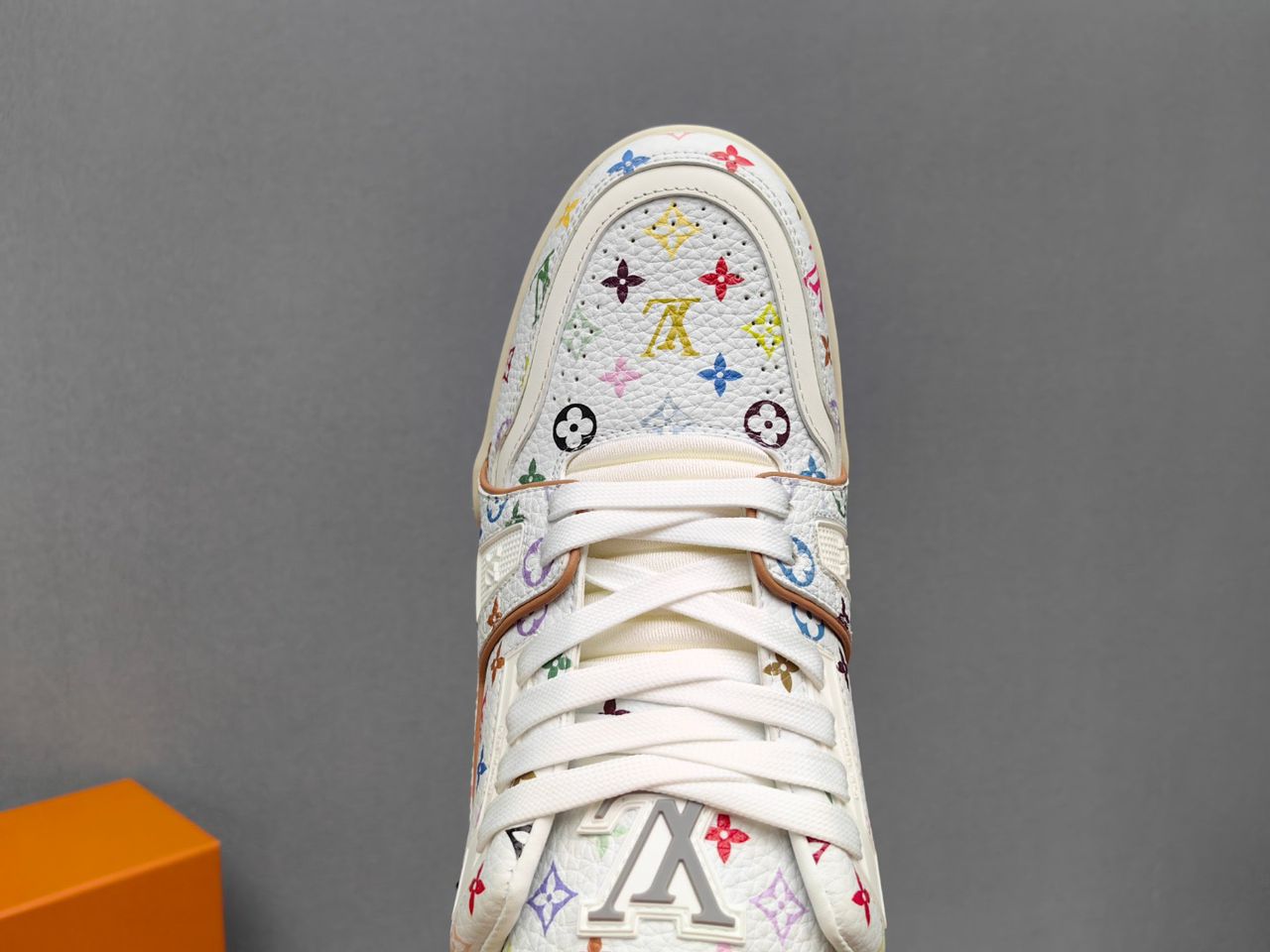 Tênis Couro Branco Detalhe Floral Colorido
