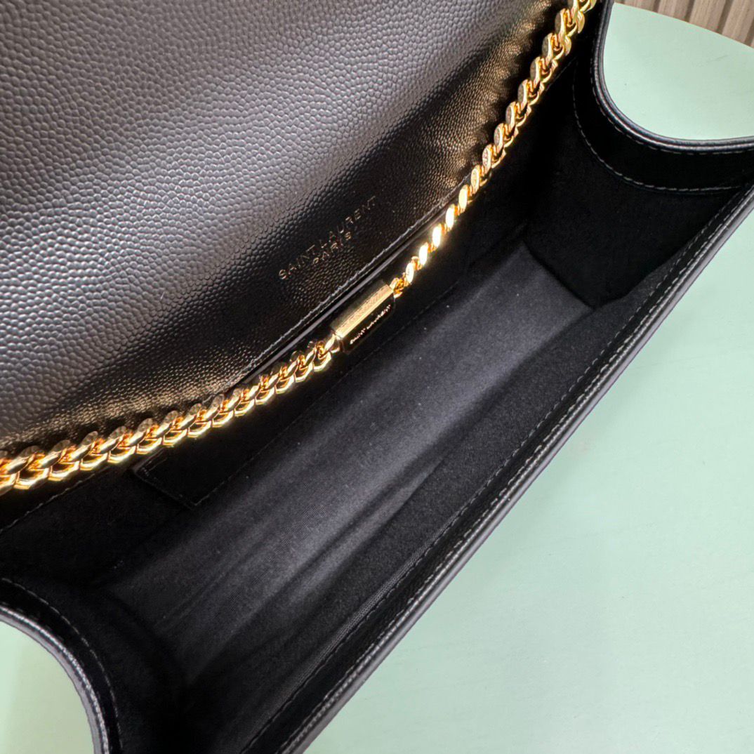 Bolsa Satchel Couro Preto com Corrente Lateral