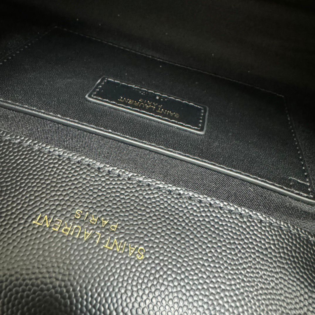 Bolsa Satchel Couro Preto com Corrente Lateral