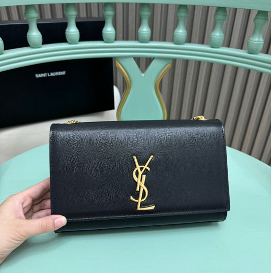 Bolsa Satchel Couro Preto com Corrente Lateral