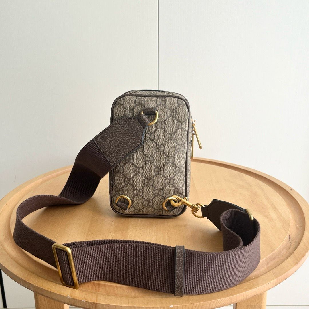 Bolsa Shoulder Couro Letras Entrelaçadas