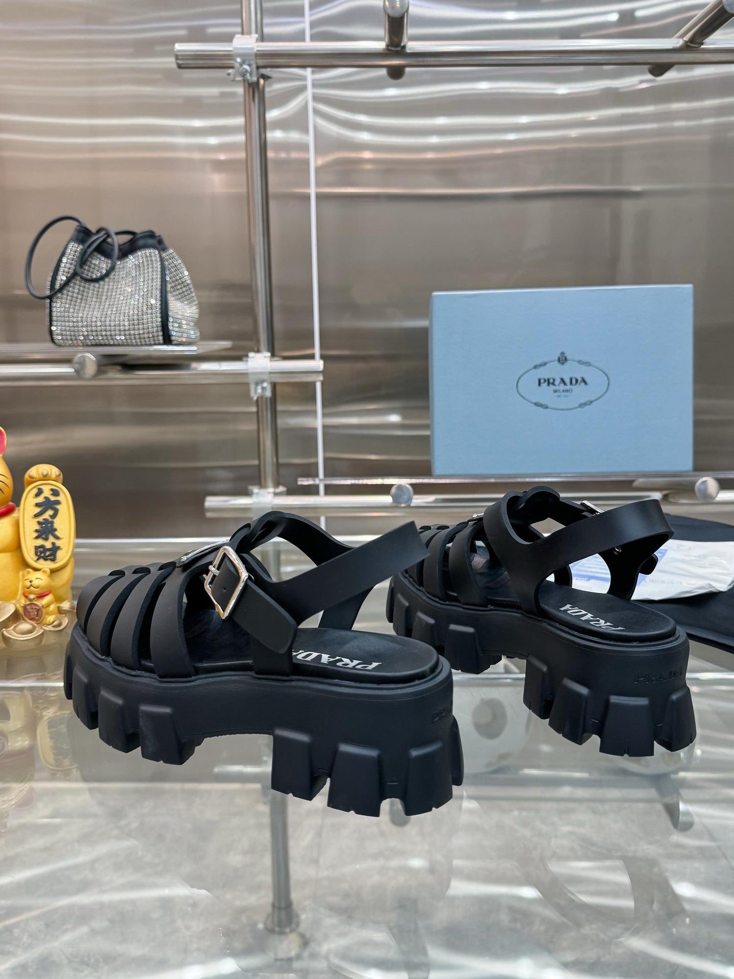 Sandália Couro Preto Solado Espesso Minimalista
