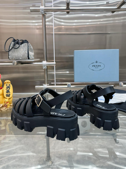Sandália Couro Preto Solado Espesso Minimalista
