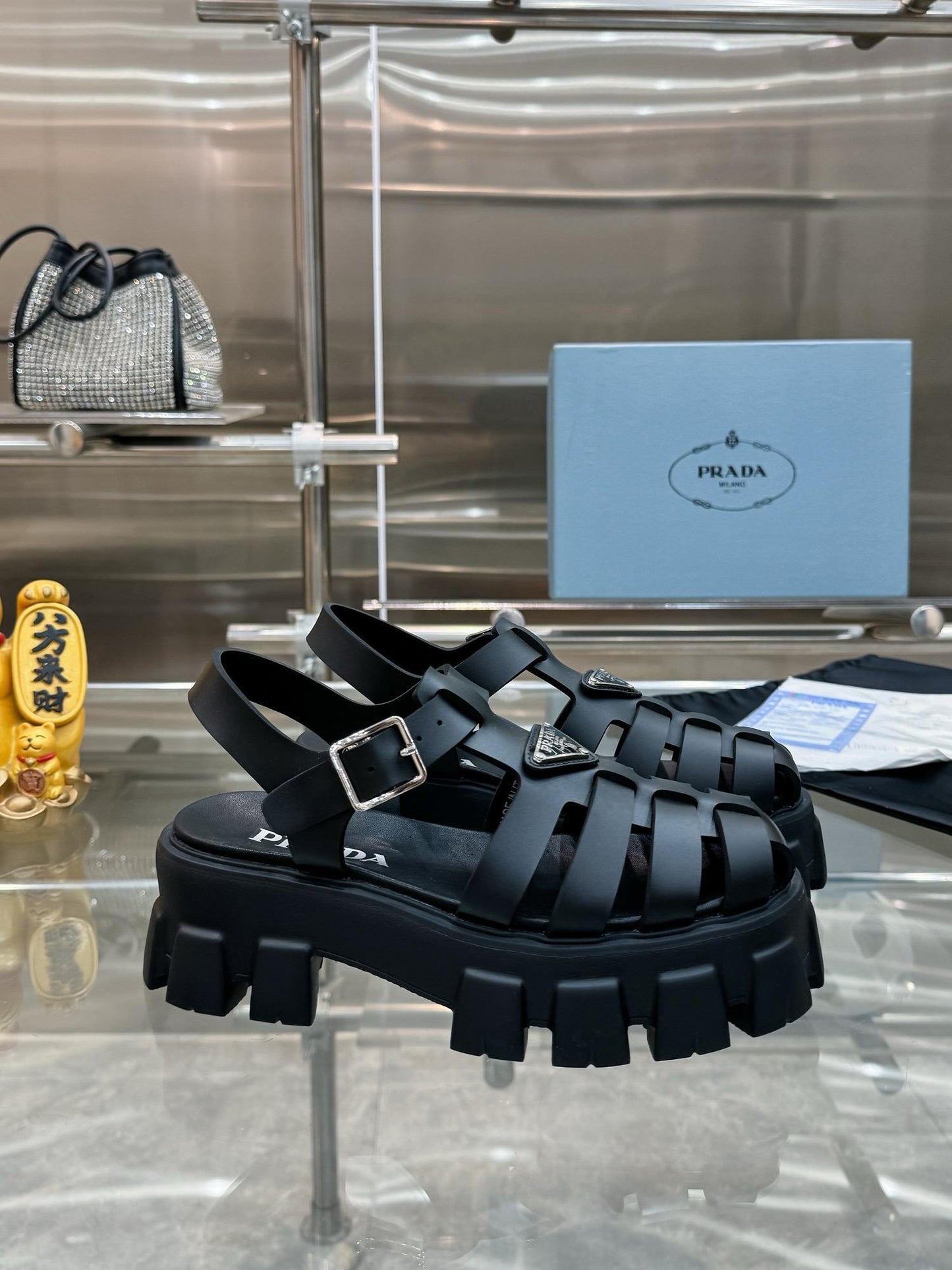 Sandália Couro Preto Solado Espesso Minimalista
