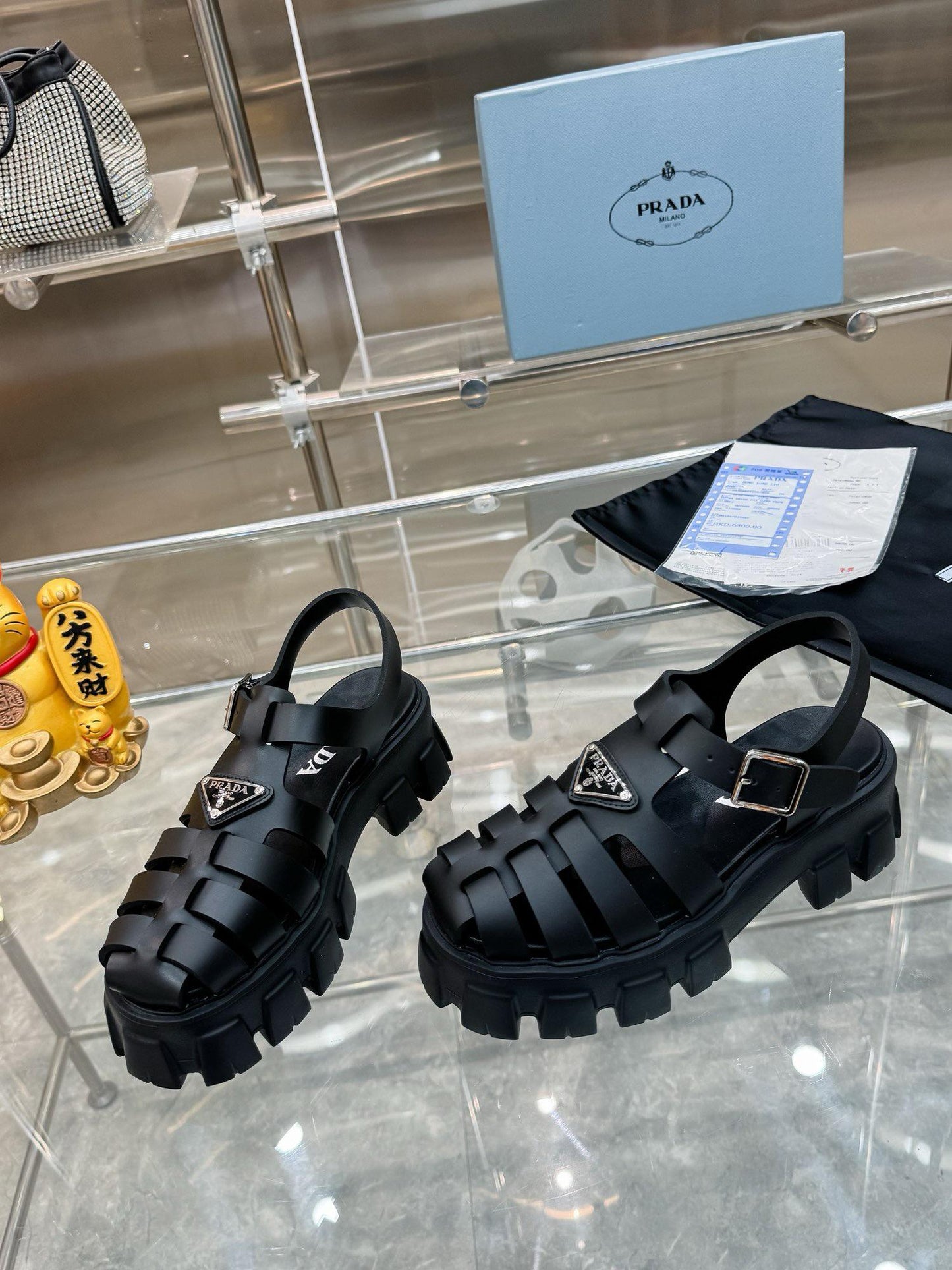 Sandália Couro Preto Solado Espesso Minimalista