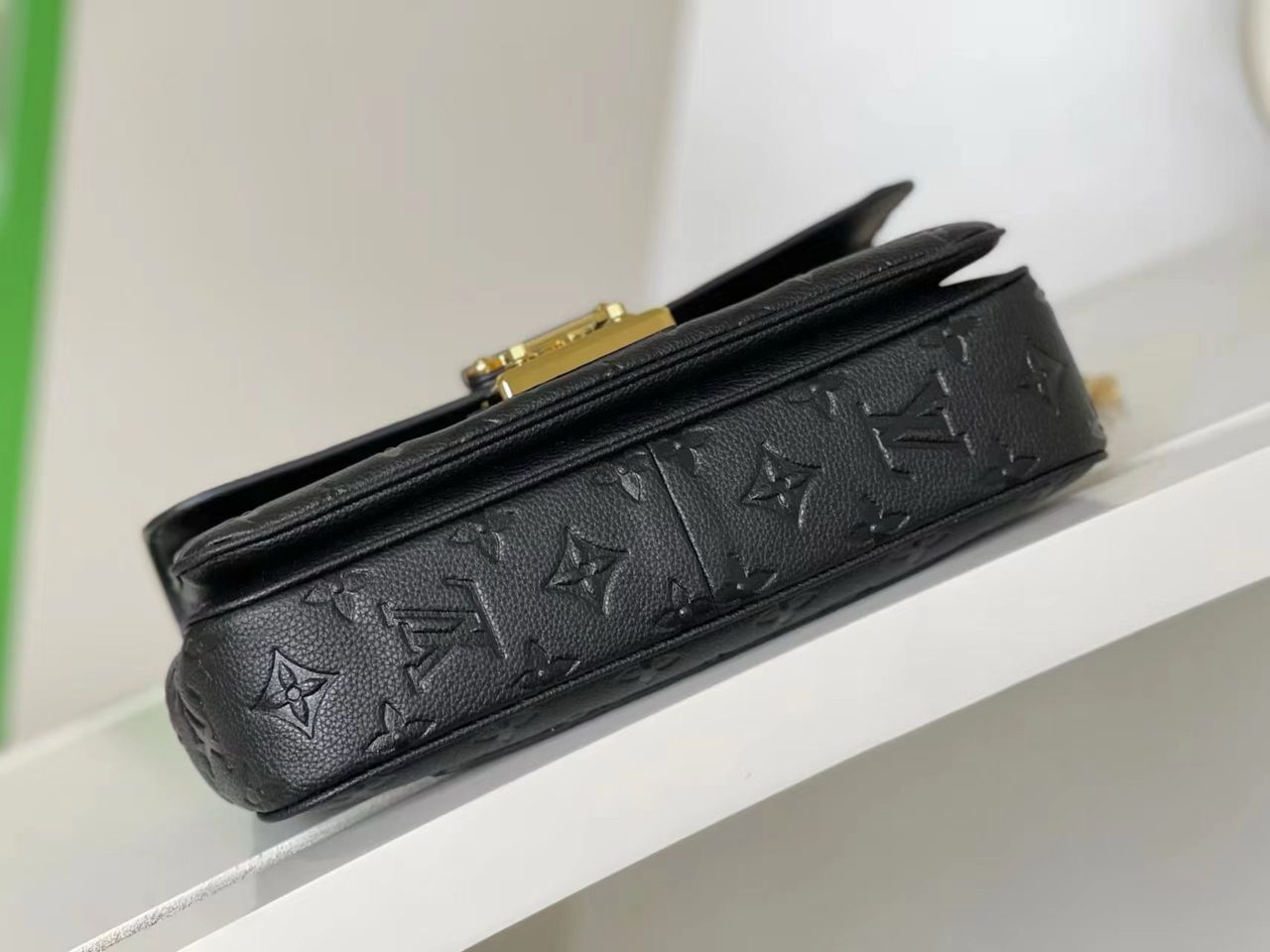 Bolsa Satchel Couro Preto Padrão Monograma Geométrico