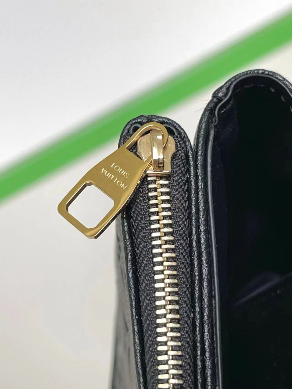 Bolsa Satchel Couro Preto Padrão Monograma Geométrico