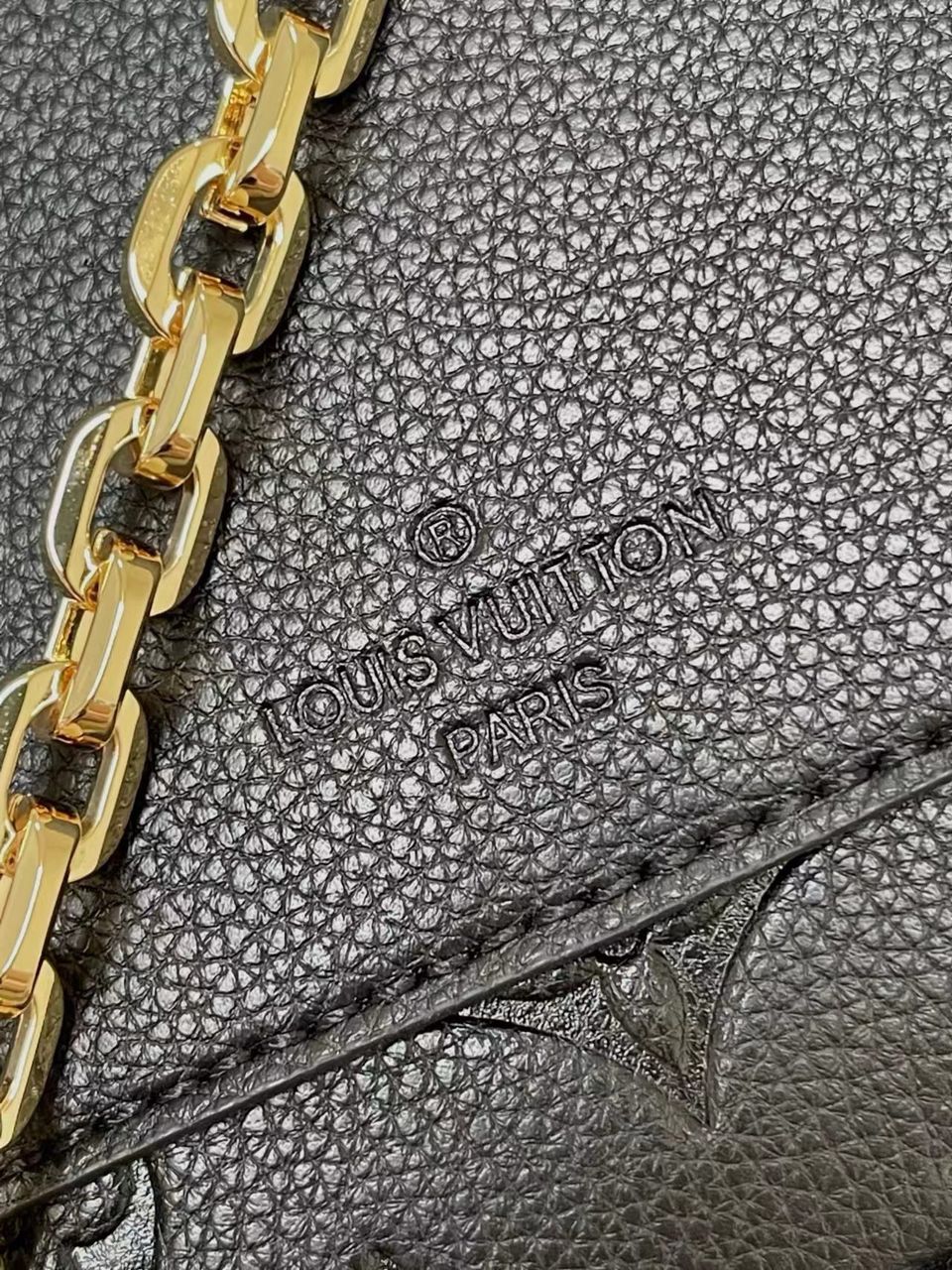 Bolsa Satchel Couro Preto Padrão Monograma Geométrico