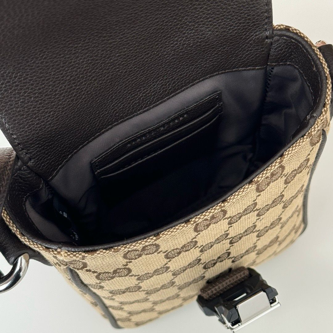 Bolsa Ombro Couro Bege e Marrom Padrão Letras Entrelaçadas Mini