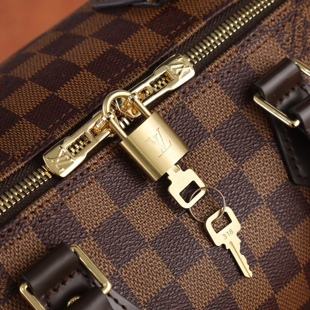 Bolsa Satchel Couro Padrão Quadriculado Marrom com Alça de Ombro