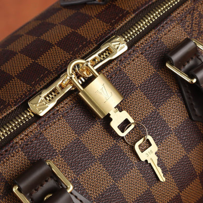 Bolsa Satchel Couro Padrão Quadriculado Marrom com Alça de Ombro