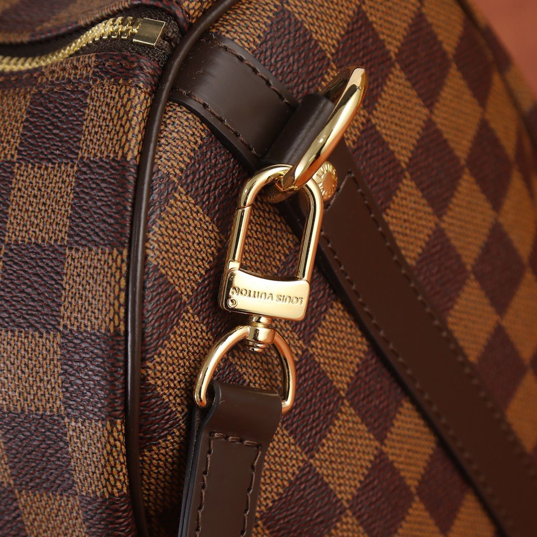Bolsa Satchel Couro Padrão Quadriculado Marrom com Alça de Ombro