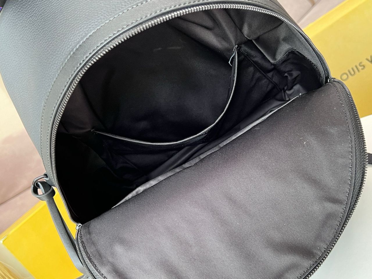 Mochila Couro Padrão Monograma Geométrico Preto