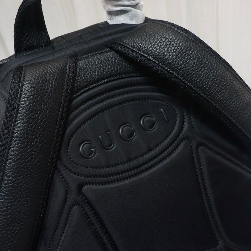Mochila Média Couro Padrão Letras Entrelaçadas