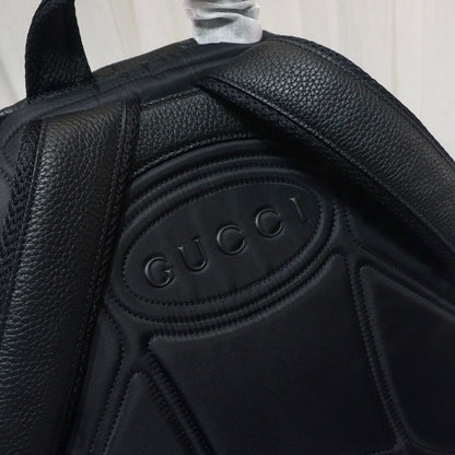 Mochila Média Couro Padrão Letras Entrelaçadas