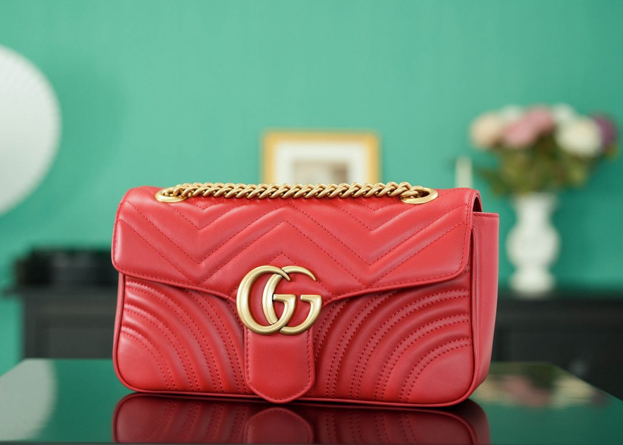 Bolsa Satchel Couro Matelassê Vermelho Letras Entrelaçadas Pequena