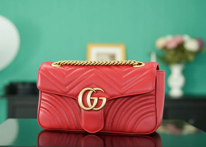 Bolsa Satchel Couro Matelassê Vermelho Letras Entrelaçadas Pequena