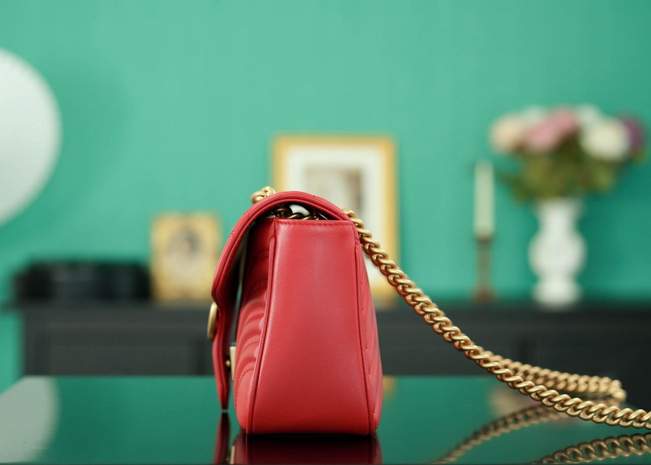 Bolsa Satchel Couro Matelassê Vermelho Letras Entrelaçadas Pequena