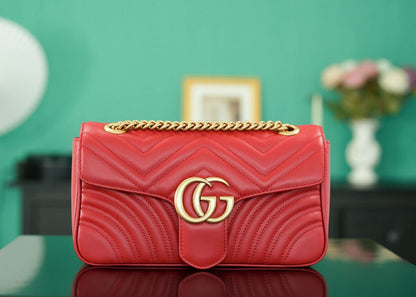 Bolsa Satchel Couro Matelassê Vermelho Letras Entrelaçadas Pequena