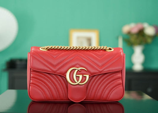 Bolsa Satchel Couro Matelassê Vermelho Letras Entrelaçadas Pequena