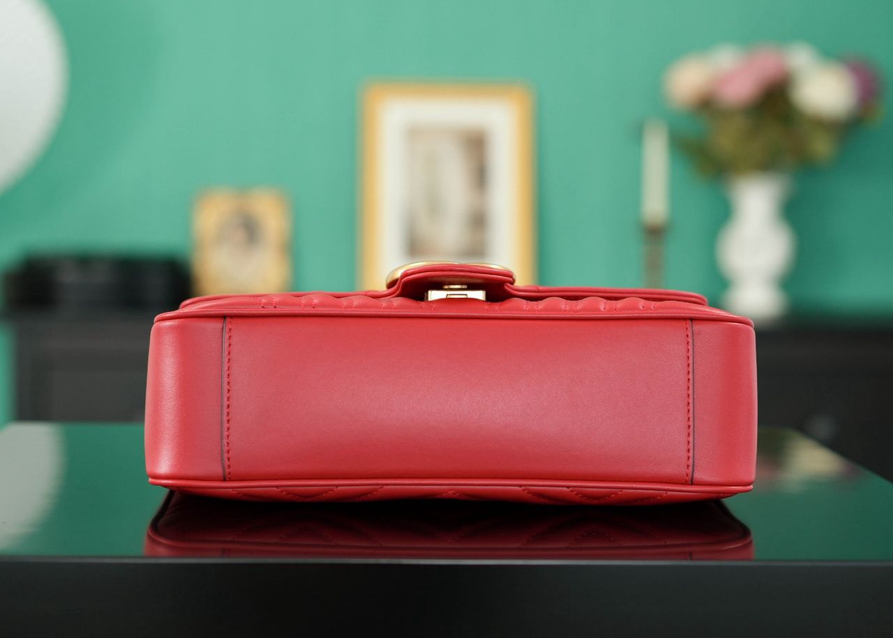 Bolsa Satchel Couro Matelassê Vermelho Letras Entrelaçadas Pequena