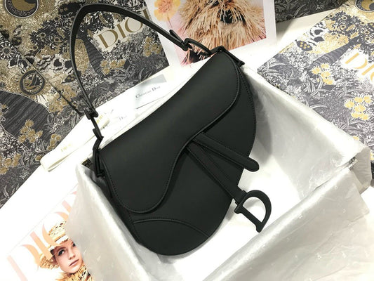 Bolsa Saddle Couro Preto Padrão Inclinado Bordado