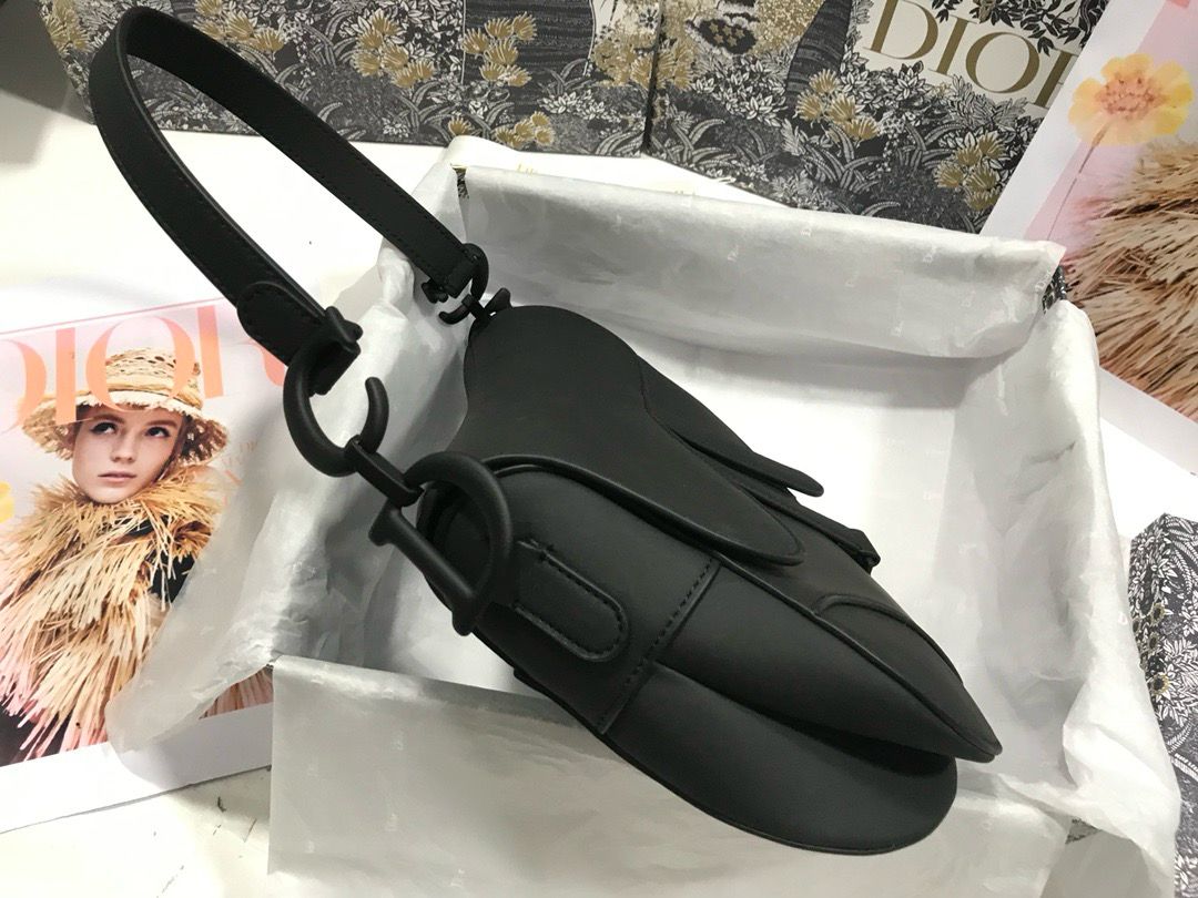 Bolsa Saddle Couro Preto Padrão Inclinado Bordado