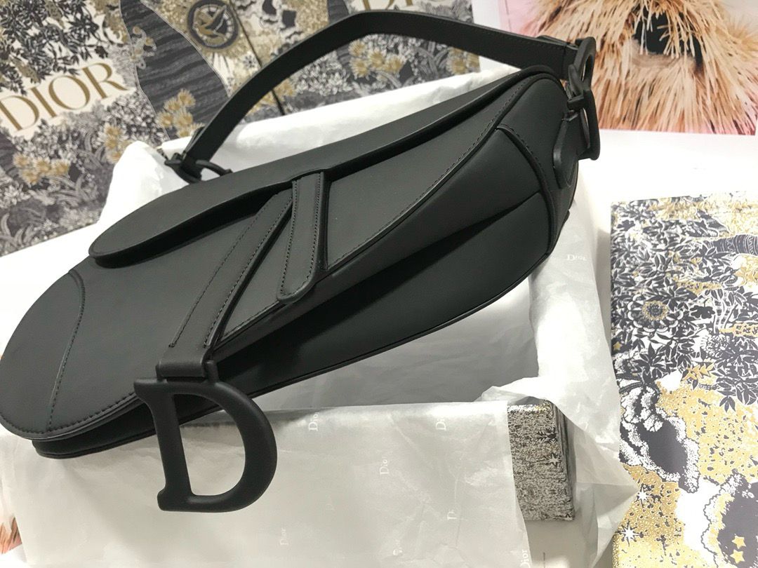 Bolsa Saddle Couro Preto Padrão Inclinado Bordado