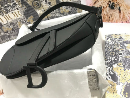 Bolsa Saddle Couro Preto Padrão Inclinado Bordado
