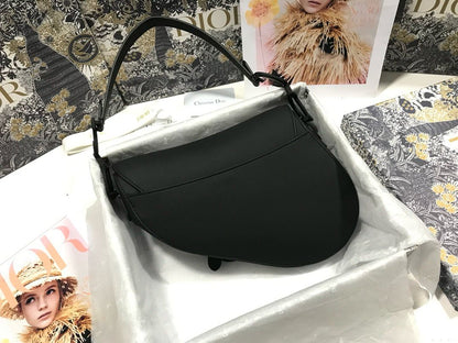 Bolsa Saddle Couro Preto Padrão Inclinado Bordado
