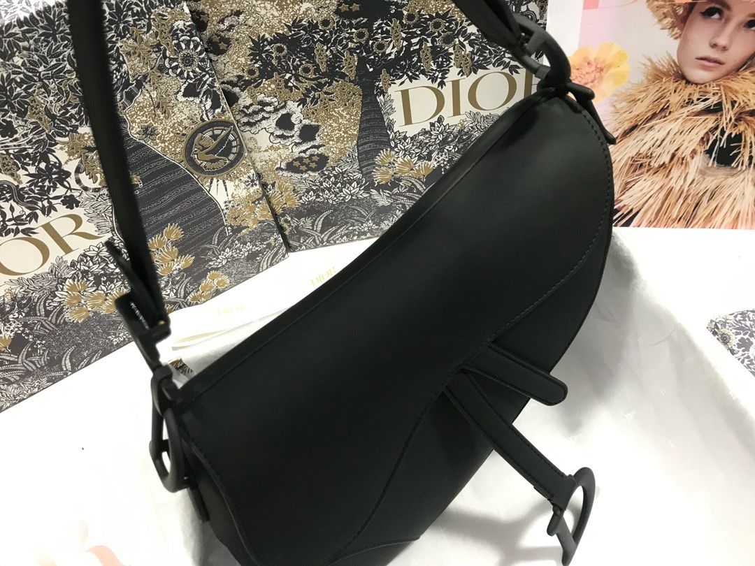 Bolsa Saddle Couro Preto Padrão Inclinado Bordado