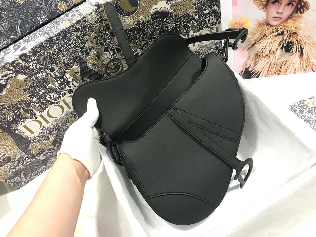 Bolsa Saddle Couro Preto Padrão Inclinado Bordado