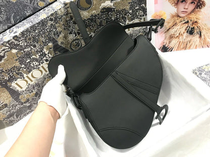 Bolsa Saddle Couro Preto Padrão Inclinado Bordado