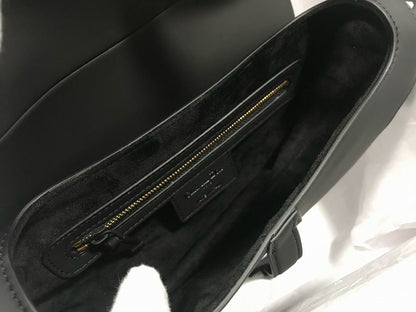 Bolsa Saddle Couro Preto Padrão Inclinado Bordado