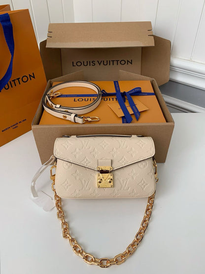 Bolsa Pochete Couro Padrão Monograma Geométrico Embossado Creme