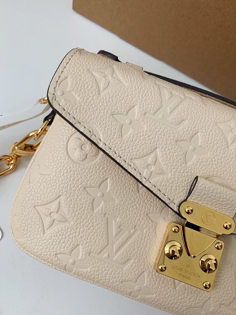 Bolsa Pochete Couro Padrão Monograma Geométrico Embossado Creme