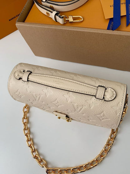 Bolsa Pochete Couro Padrão Monograma Geométrico Embossado Creme