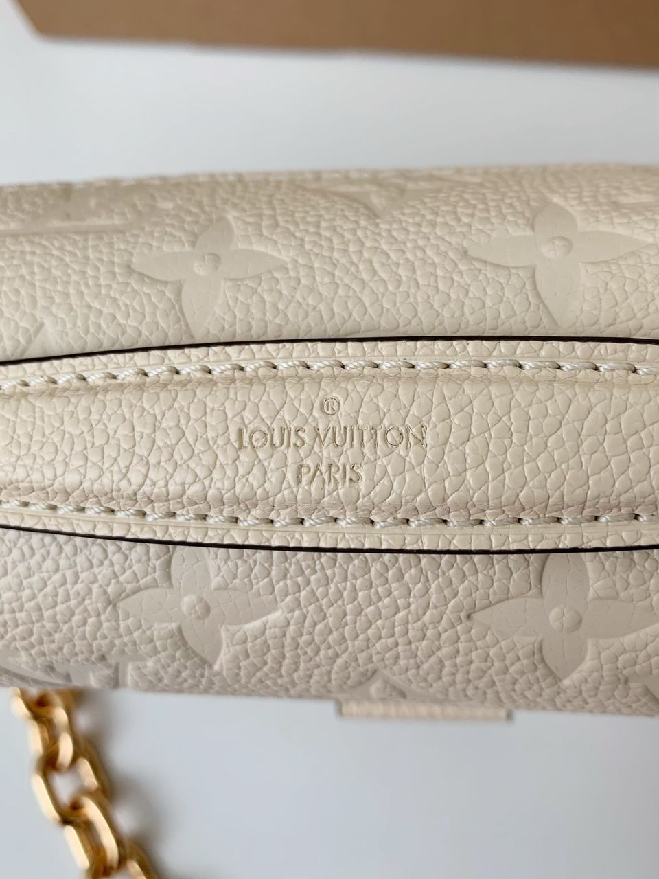Bolsa Pochete Couro Padrão Monograma Geométrico Embossado Creme