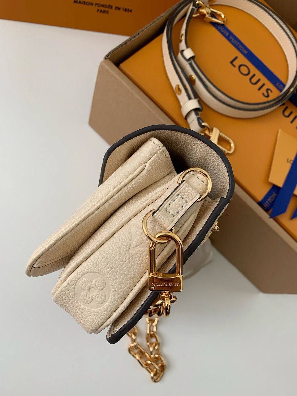 Bolsa Pochete Couro Padrão Monograma Geométrico Embossado Creme