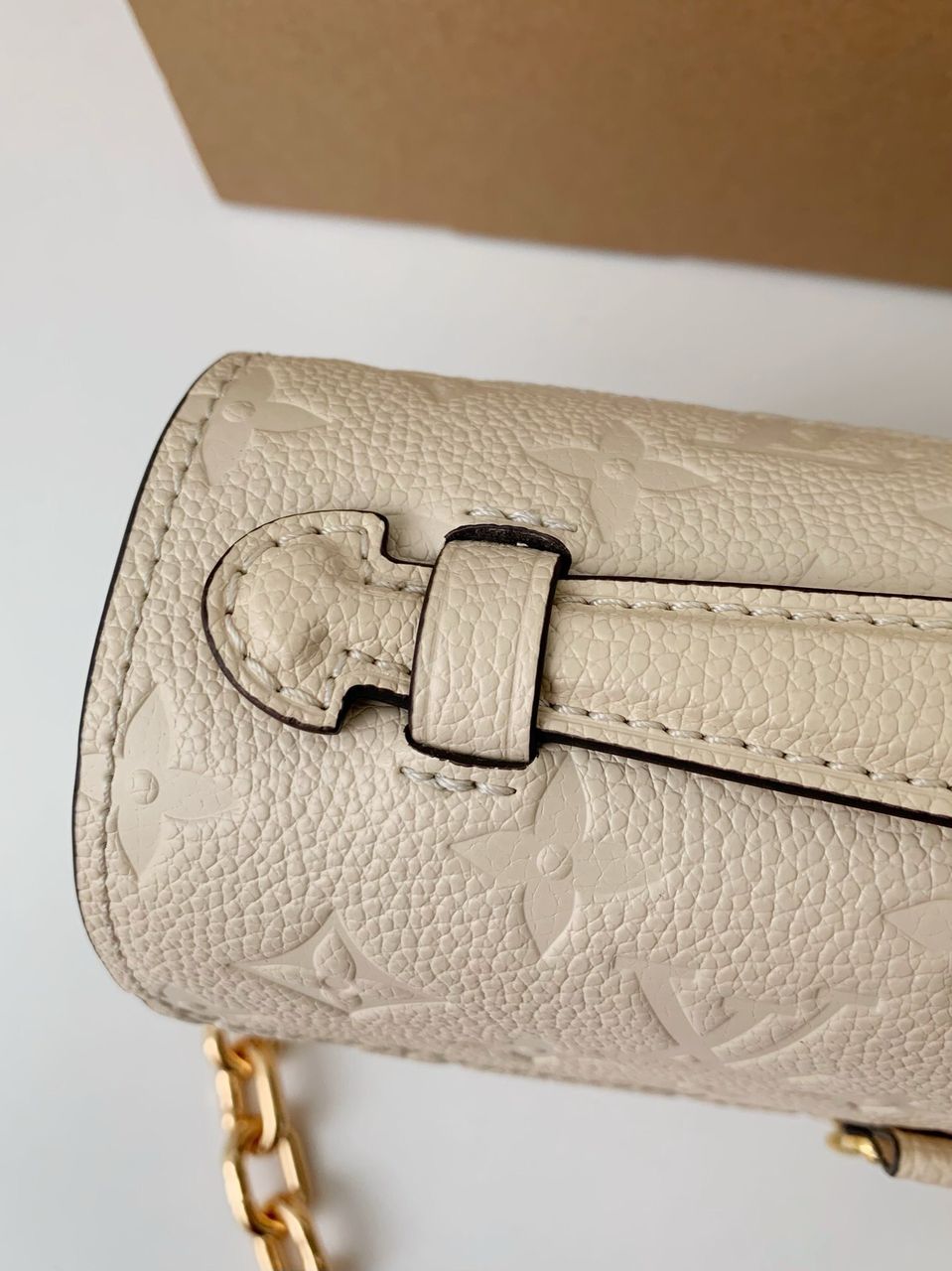 Bolsa Pochete Couro Padrão Monograma Geométrico Embossado Creme