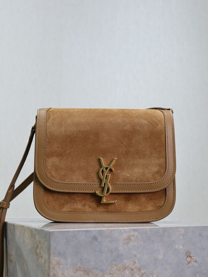 Bolsa Média Couro Gamuça Tons Canela com Detalhe Monograma
