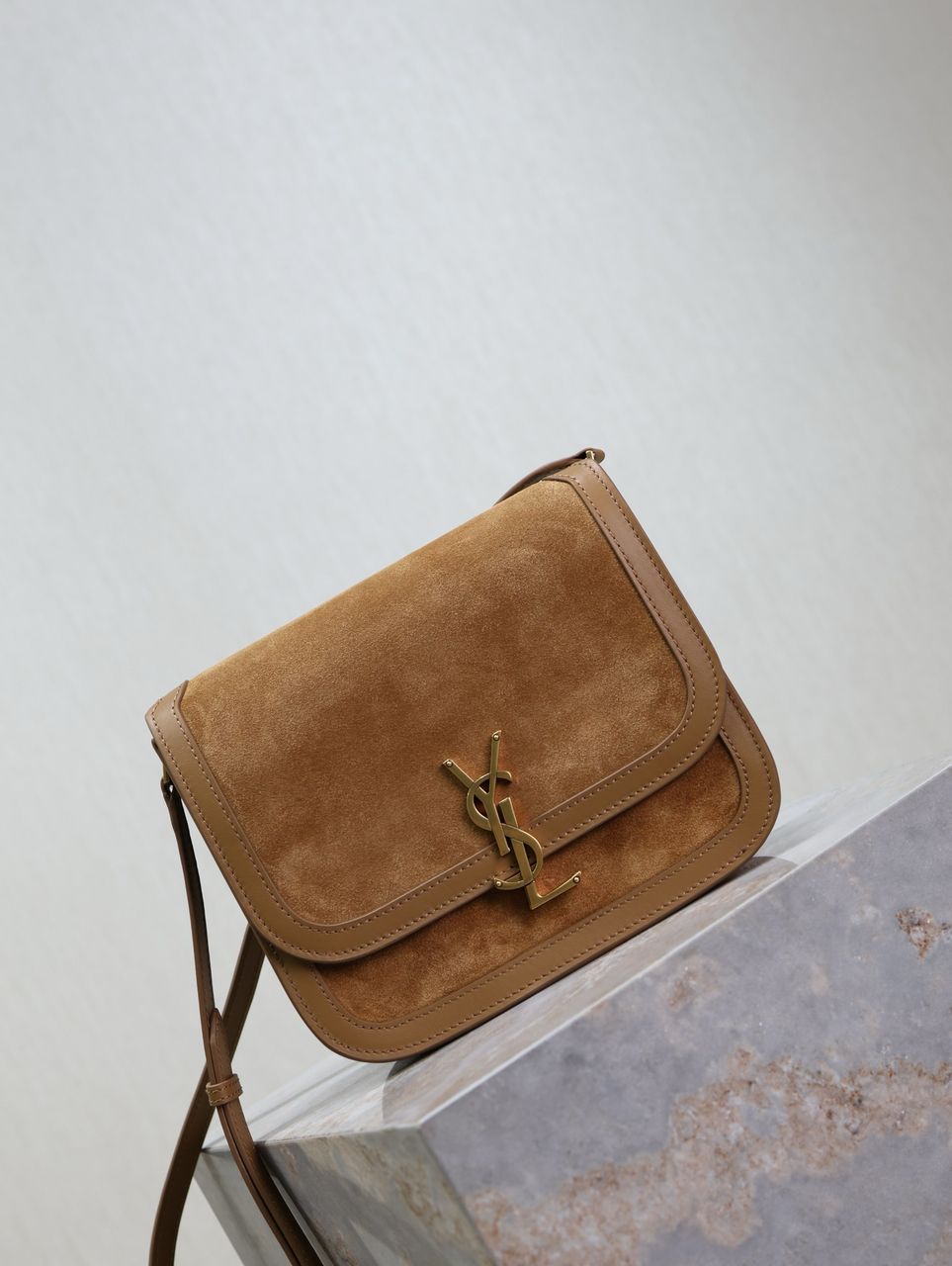 Bolsa Média Couro Gamuça Tons Canela com Detalhe Monograma