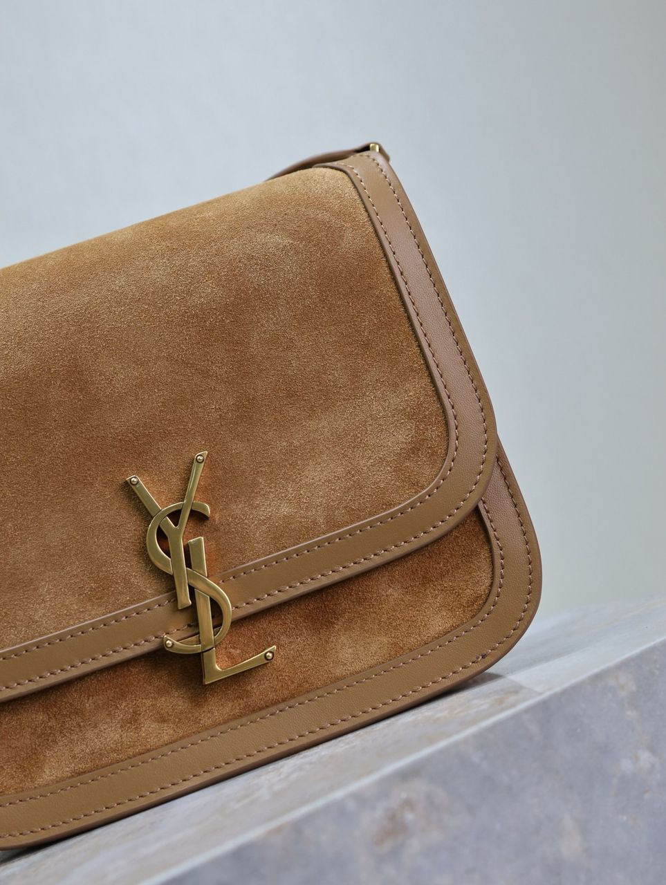 Bolsa Média Couro Gamuça Tons Canela com Detalhe Monograma