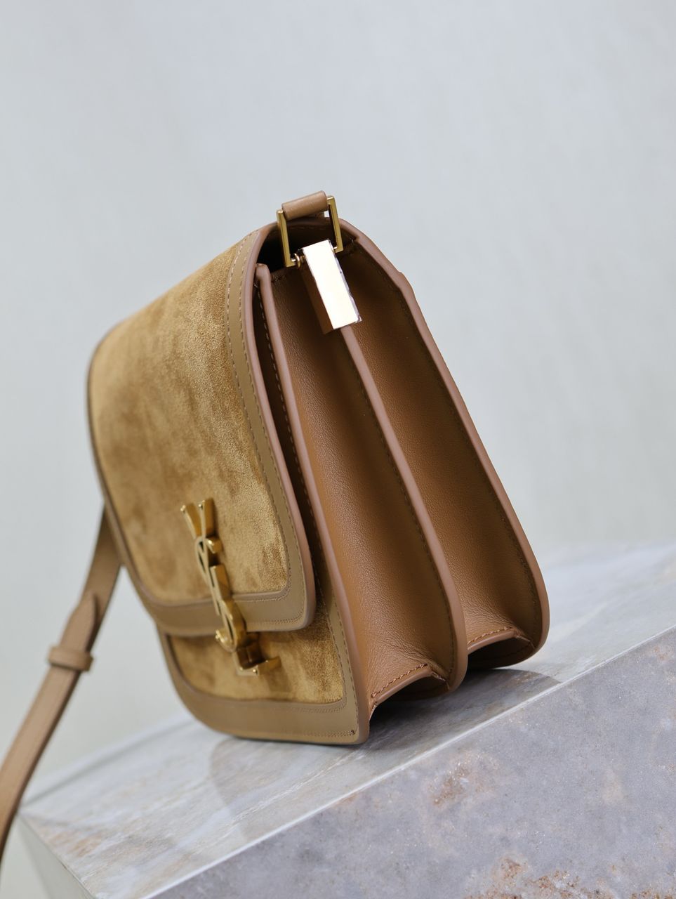 Bolsa Média Couro Gamuça Tons Canela com Detalhe Monograma