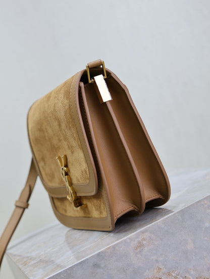 Bolsa Média Couro Gamuça Tons Canela com Detalhe Monograma