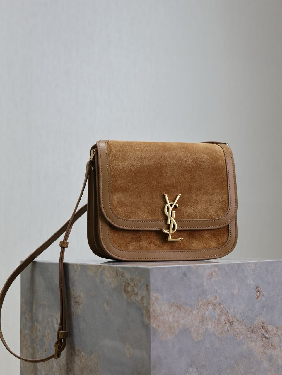 Bolsa Média Couro Gamuça Tons Canela com Detalhe Monograma